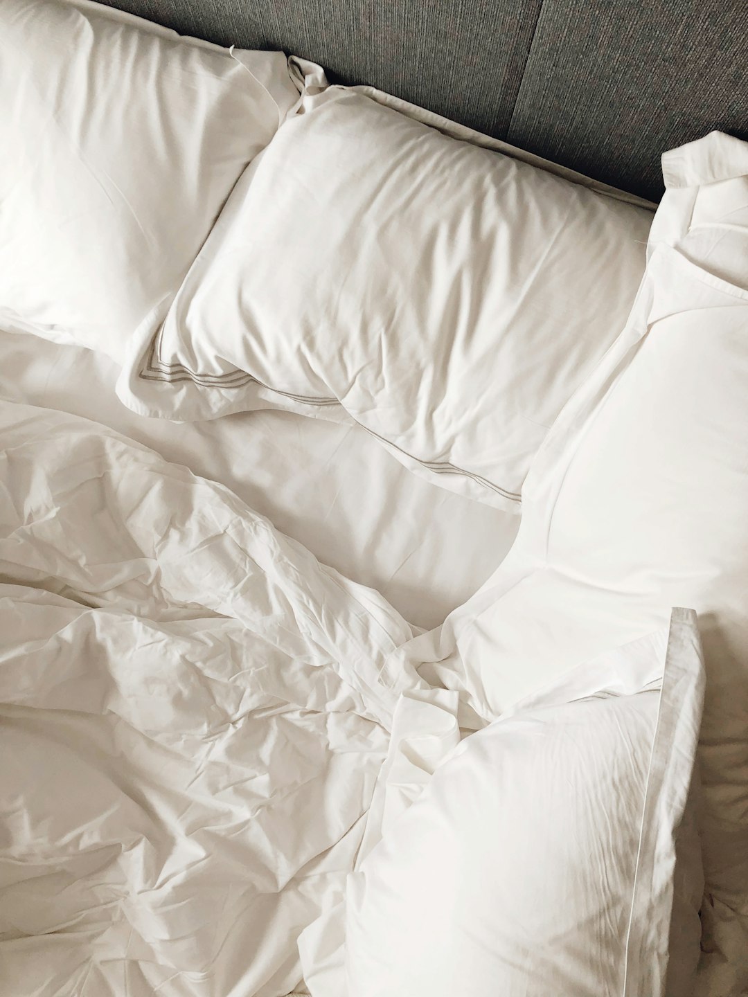 a-white-pillow-on-a-bed-gr-y1k8dghg